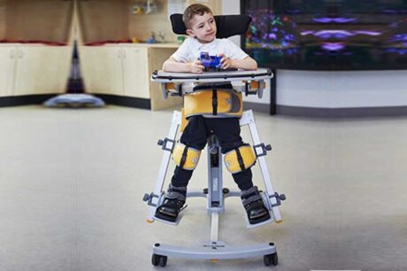 Kanguru: Orta düzeyde yeteneğe sahip çocuklar için destekli dik pozisyonlama